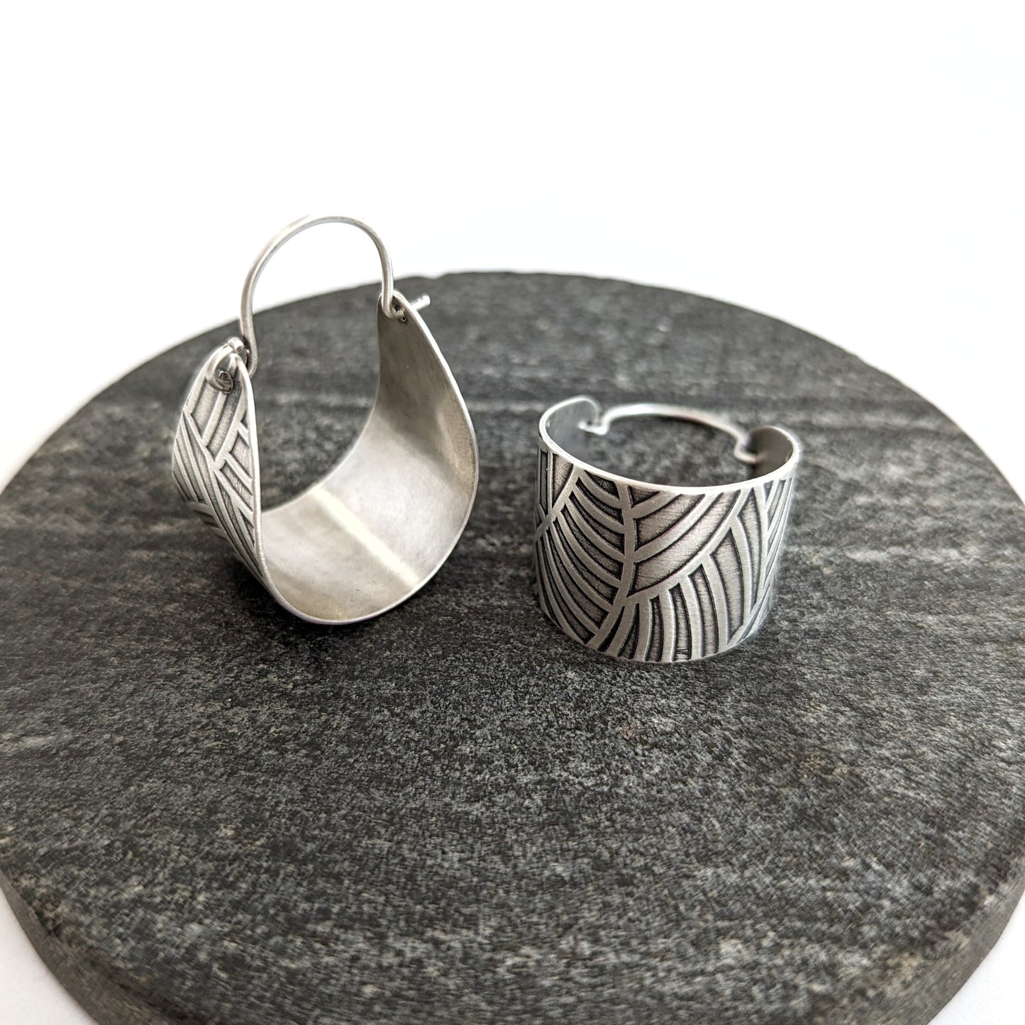 Textured Stirrup Hoops