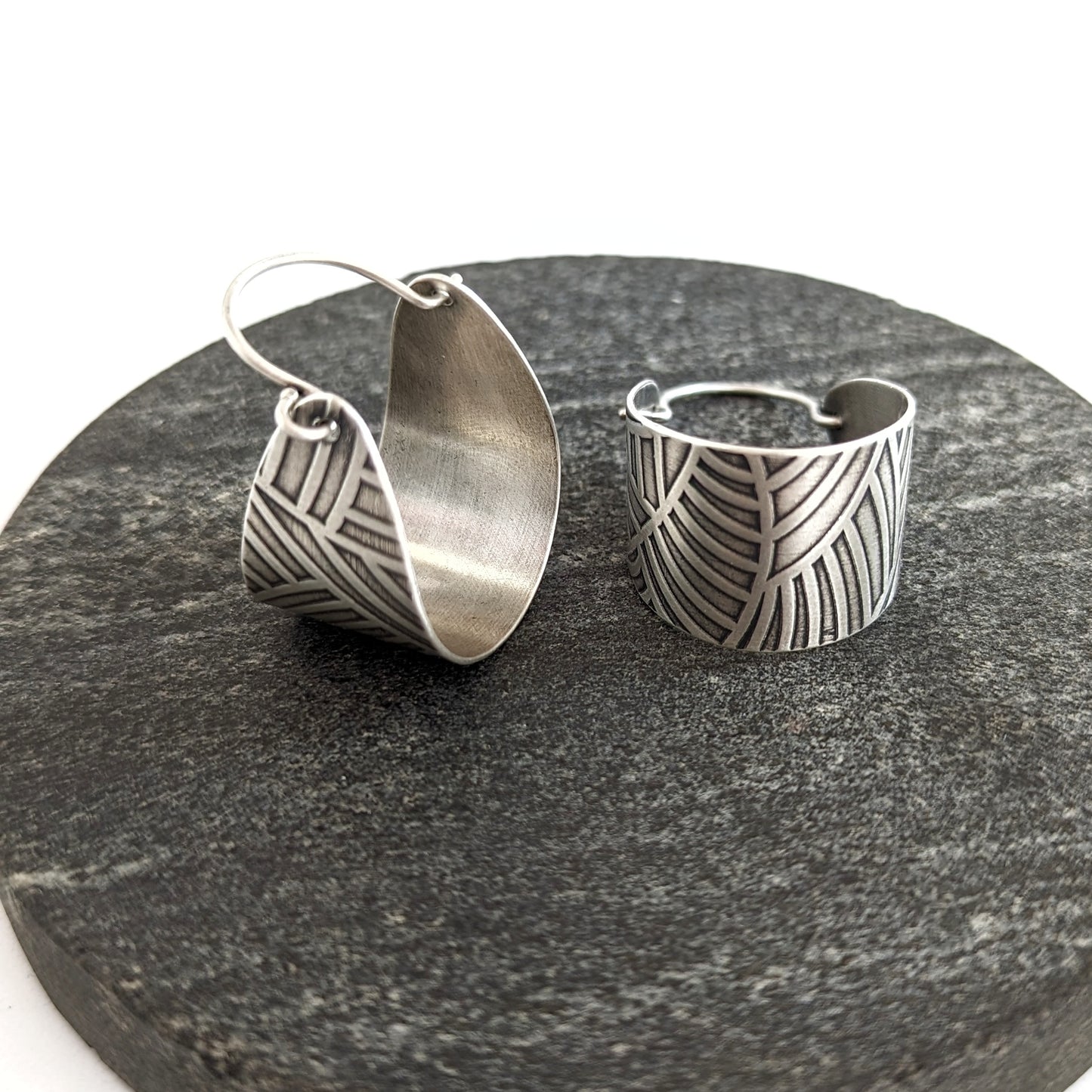 Textured Stirrup Hoops