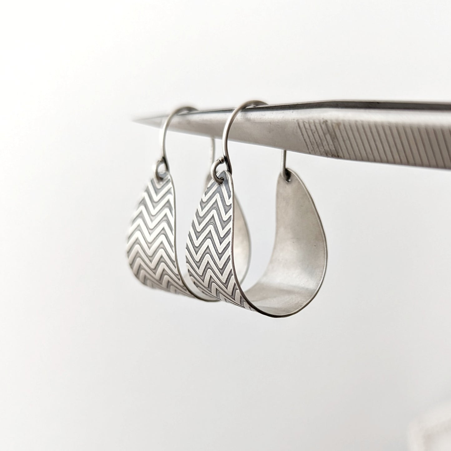 Textured Stirrup Hoops